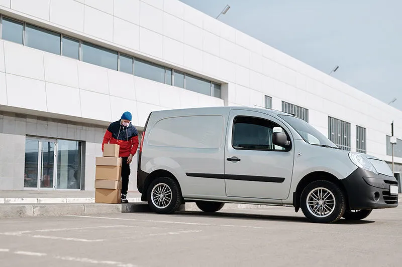 Personne chargeant un utilitaire